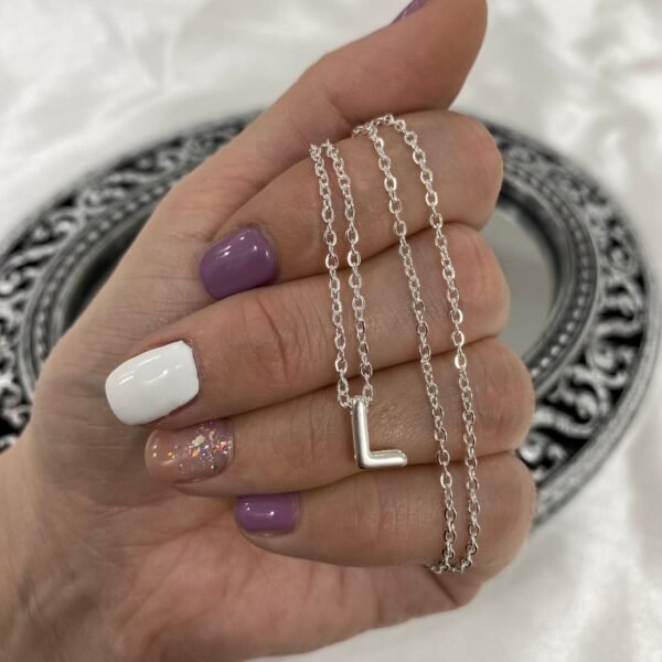 a conjunto cadena con dije inicial L con cadena acero blanco de regalo